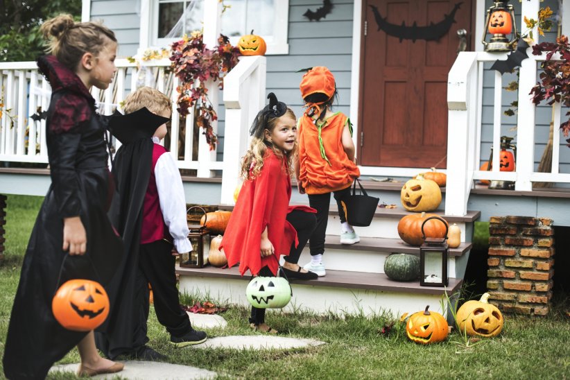 "Trick Or Treat" Đây là sinh hoạt chính của hầu hết trẻ em và thiếu niên tại Hoa Kỳ trong đêm Halloween.